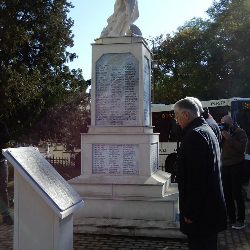 Emléktábla avatás 10